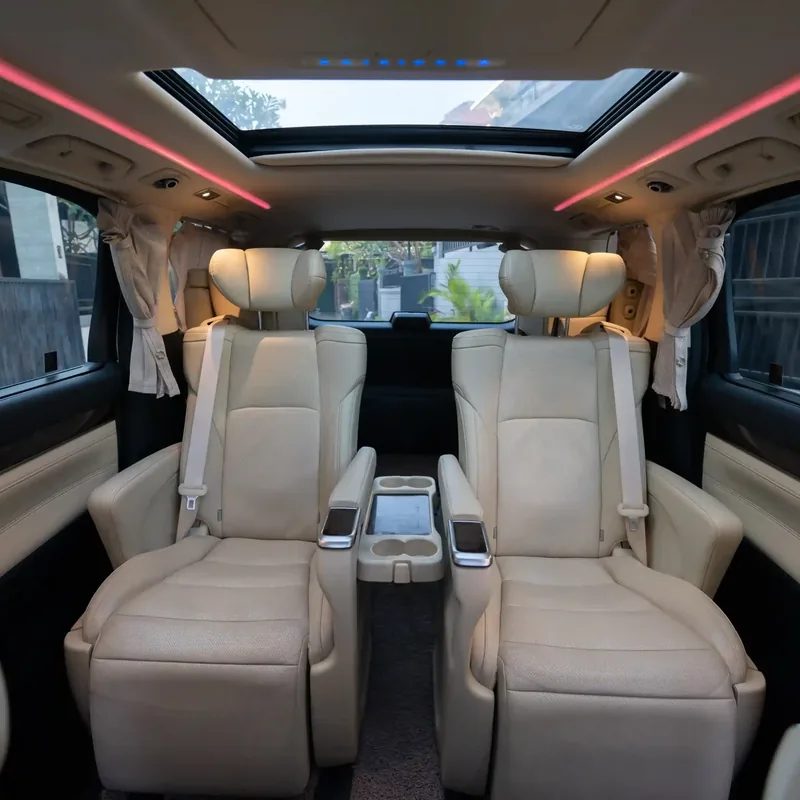 Alphard captain seats and sunroof, front view
