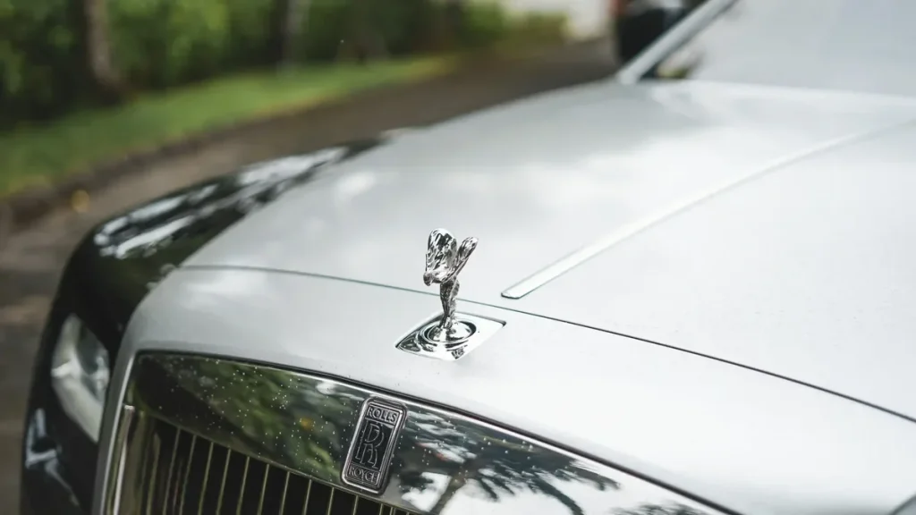 Front grille and mascot of a Rolls-Royce